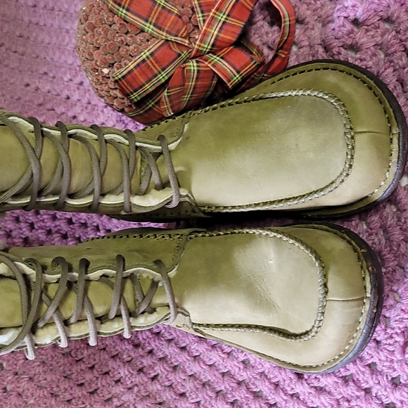 Boots - Picture 3 of 9